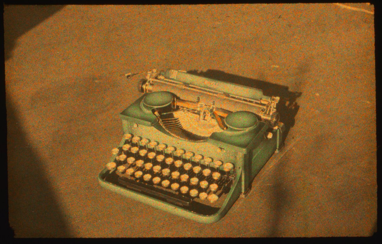 Barevná fotografie zátiší psacího stroje pořízená přístrojem Autochrome Lumiére a 35mm... od Luis Marden