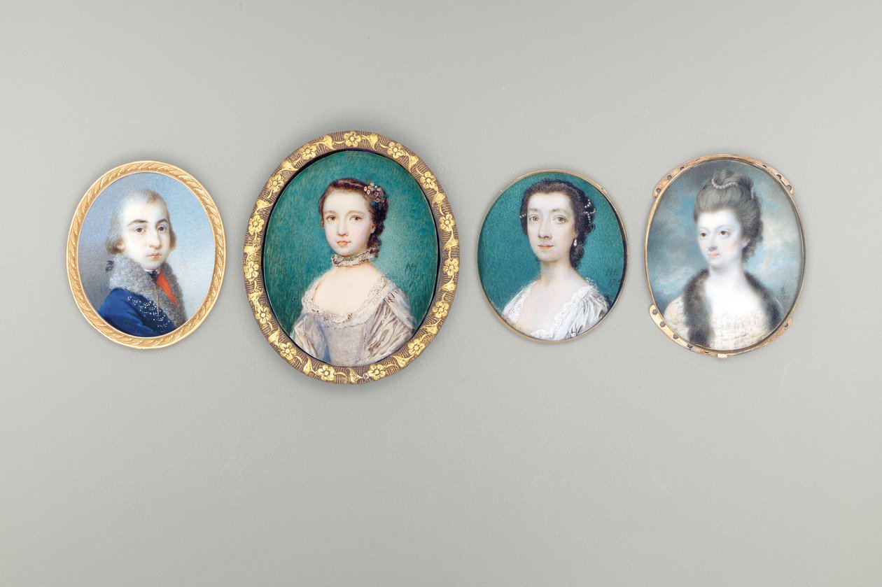 Paní Arabella Walker-Heneageová, rozená Copeová († asi 1818), v krémových šatech s krajkovým okrajem a kabátkem lemovaným kožešinou, perlami zapletenými do načesaných a stočených vlasů, pozadí oblohy a mraků od Luke Sullivan