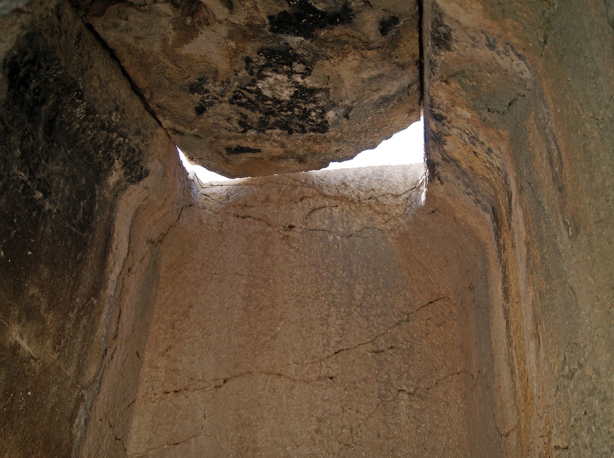 Uvnitř sloupové hrobky, Xanthos, Turecko od Lycian