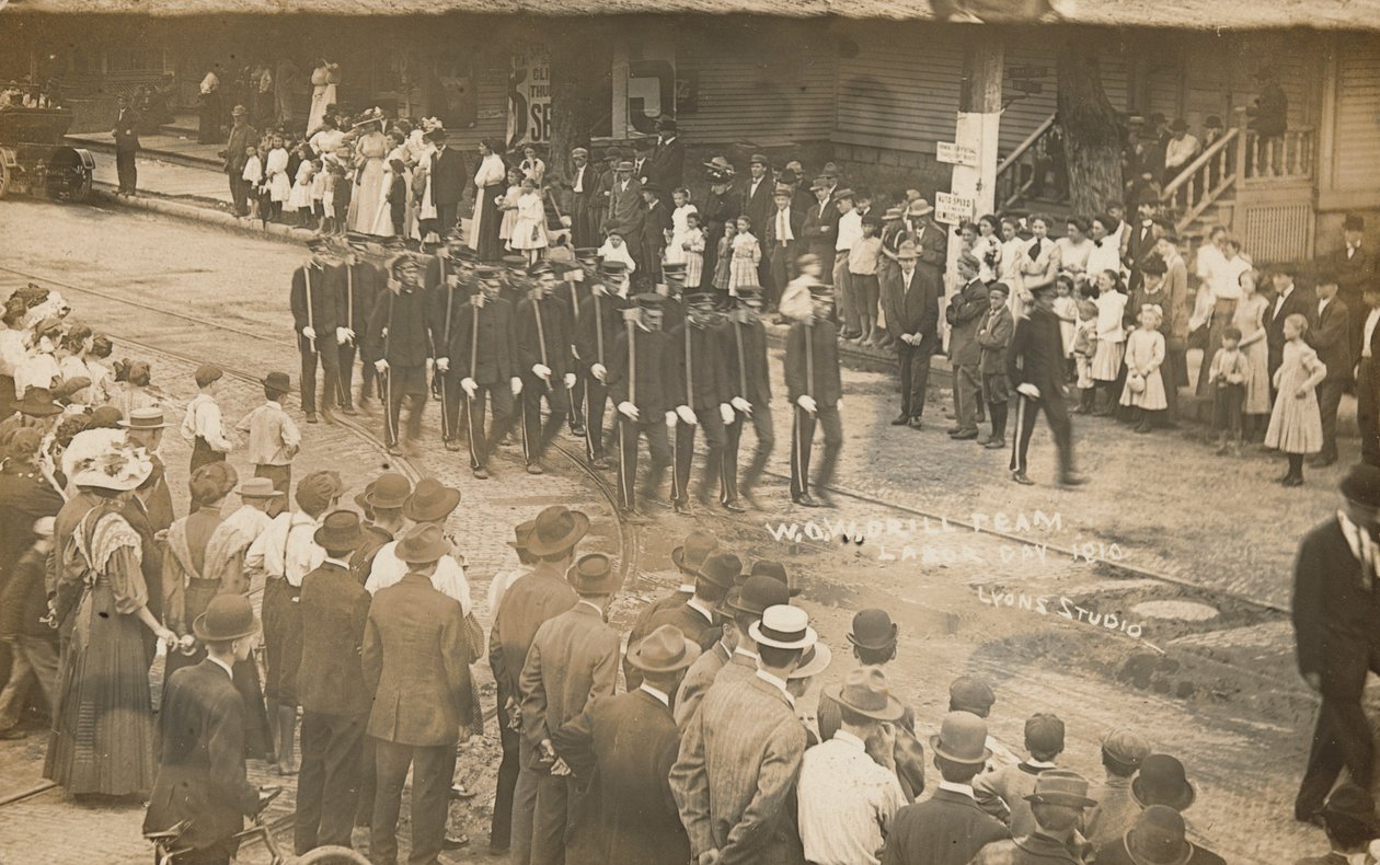 "Woodmen of the World Drill Team",1910 (foto) od Lyons Studio