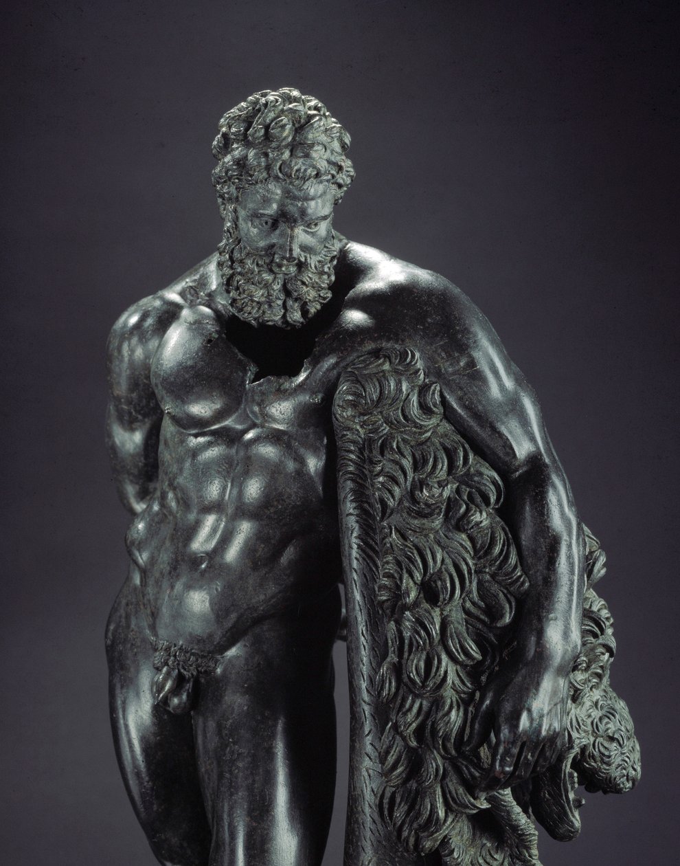 Řecké umění: “” Heracles v klidu”” Detail - Bronzová socha Lysippe Sicyone (395-305 př.nl) 4. století př.nl, ze svatyně Ercole Curino, Sulmona - Museo Nazionale Archeologico, Chieti Itálie - Herakles (Herkules) odpočívá - Detail bronzové sochy od Lysippos (attributed to)