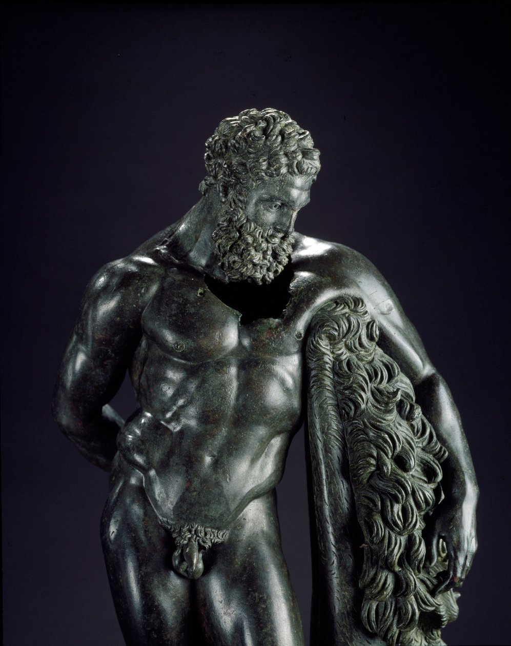Řecké umění: "" Herakles v klidu"" Detail. Bronzová socha Lysippe Sicyone (395-305 př.nl) 4. století před naším letopočtem. Ze svatyně Ercole Curino, Sulmona. Museo Nazionale Archeologico, Chieti Itálie - Herakles (Hercules) odpočívá - Detail bronzové soch od Lysippos (attributed to)
