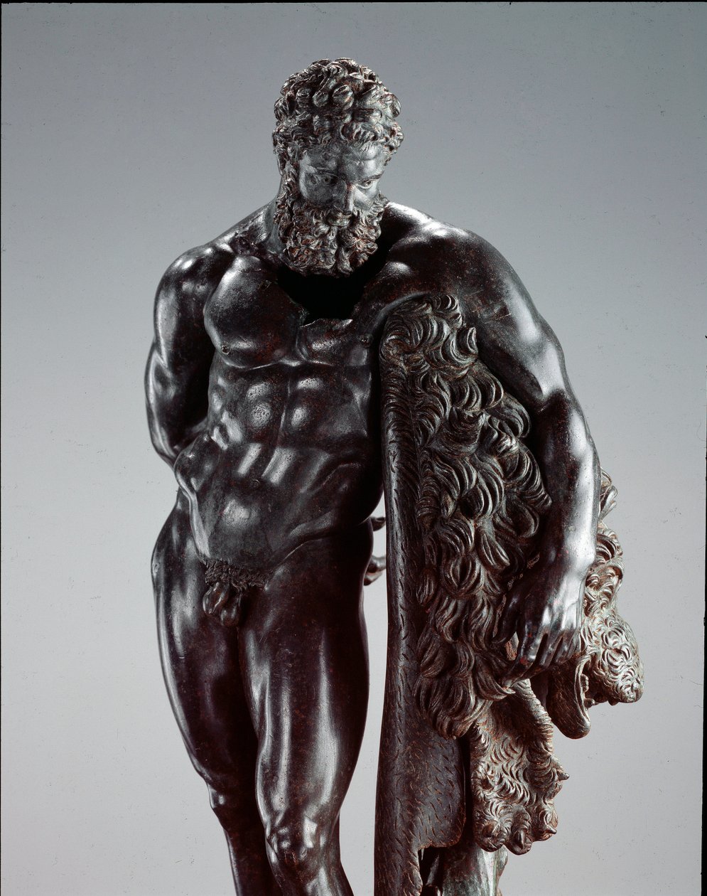Řecké umění: “” Herakles v klidu”” Detail. Bronzová socha Lysippe Sicyone (395-305 př.nl) 4. století před naším letopočtem. Ze svatyně Ercole Curino, Sulmona. Národní archeologické muzeum, Chieti Itálie od Lysippos (attributed to)