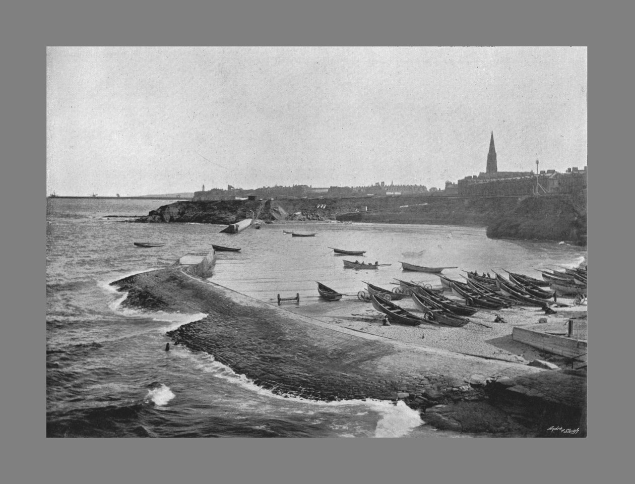 Cullercoats Bay, Tynemouth, c1900 od M. Aunty