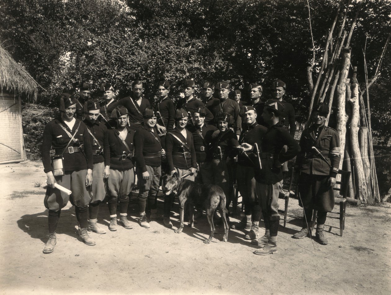 Album "MVSN- Blackshirts": Skupina domobrany s modelem dýky 20 let (černobílá fotografie) od M. Borchi
