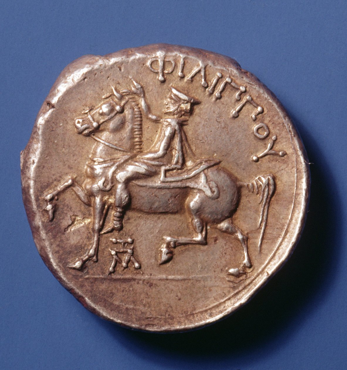 Stříbrná mince Filipa II. Makedonského (359–336 př. n. l.) zobrazující jezdce na koni vlevo. od Macedonian School