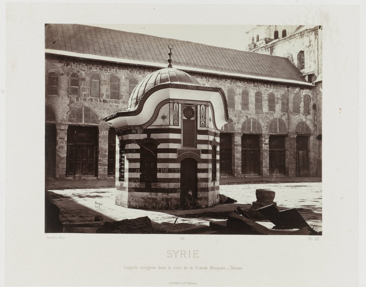Gezicht op de achthoekige koepel op de binnenplaats van de grote Moskee v Damašku (Dóm Sýrie/Octagon na nádvoří Velké mešity - Damašek) Starověká architektura: Egypt, Řecko, Malá Asie: Fotoalbum (název série) od Maison Bonfils