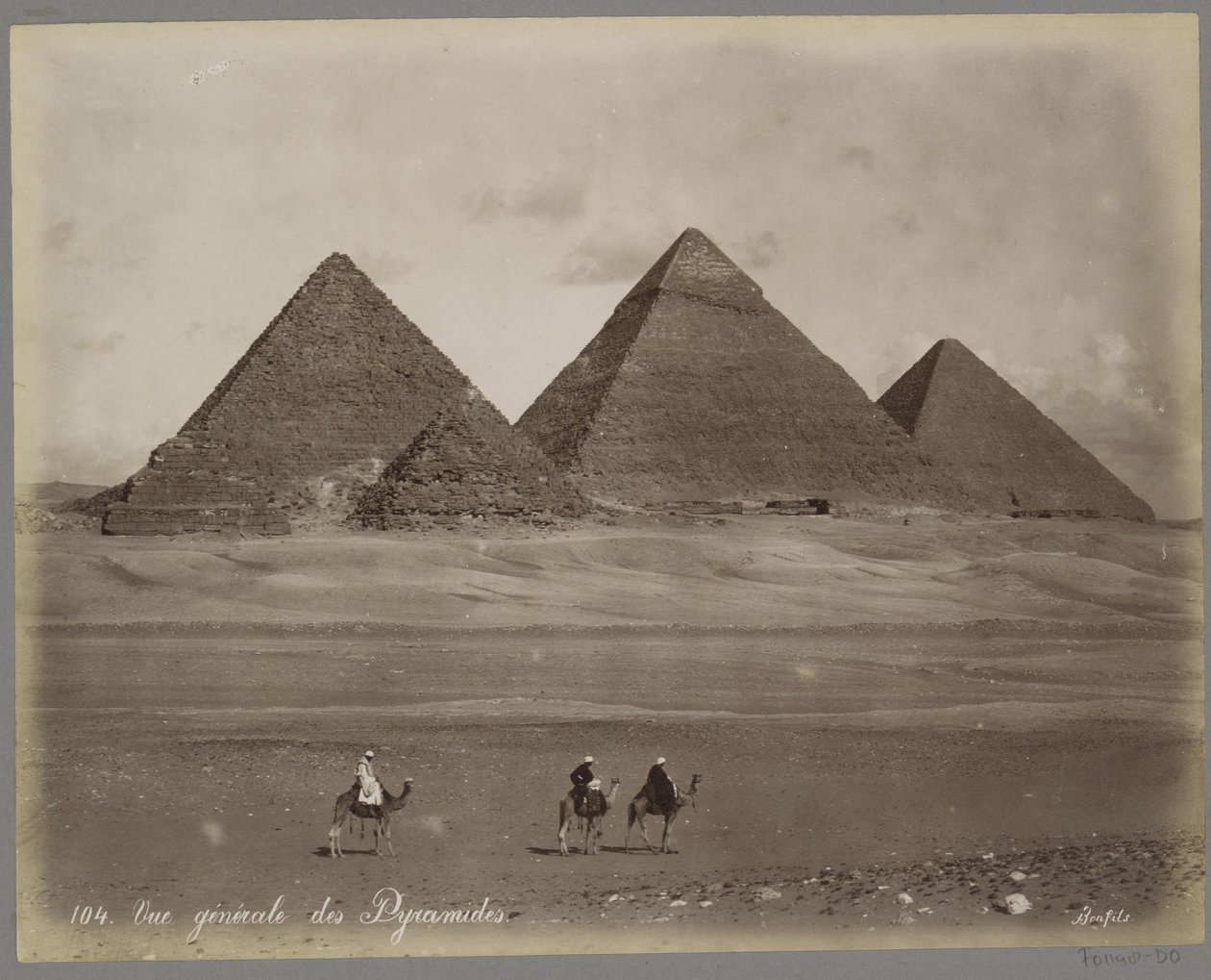 Pohled na pyramidy Mykerinos, Chephren a Cheops v Gíze Vue Generale des Pyramides (název na objektu) od Maison Bonfils