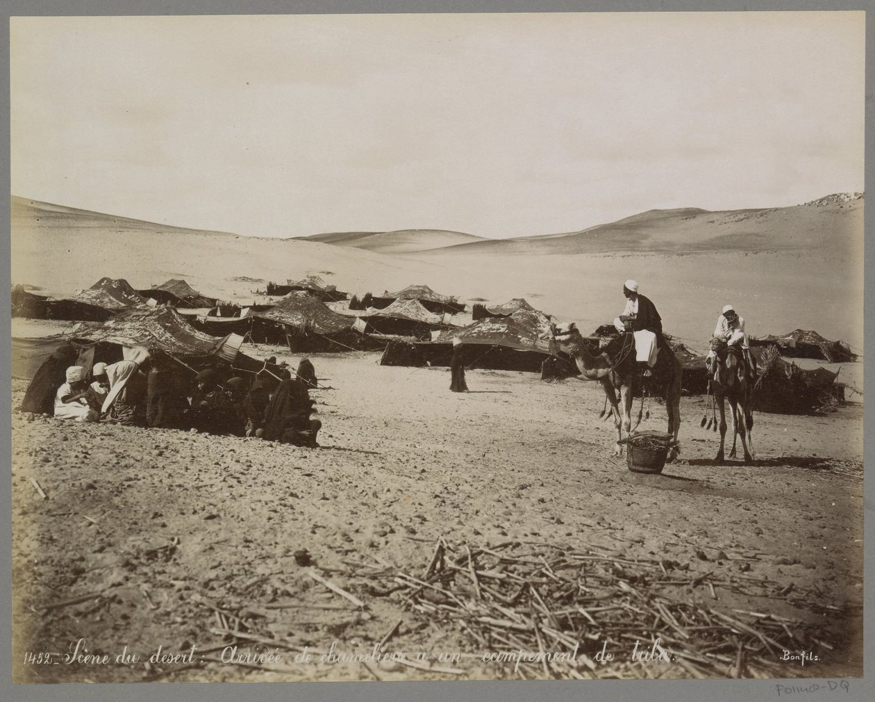Tábor se stany a velbloudy v poušti (pravděpodobně) Egypta Scene du desert: Příjezd chameliers à un campement de tribu. (název na objektu) od Maison Bonfils