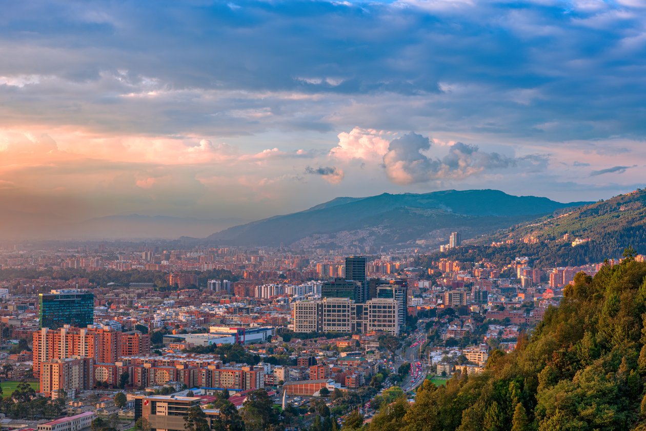 Bogota, Kolumbie - Vysoký úhel panoramatický pohled na severní část hlavního města při pohledu z La Calera na pohoří And. od Mano Chandra Dhas