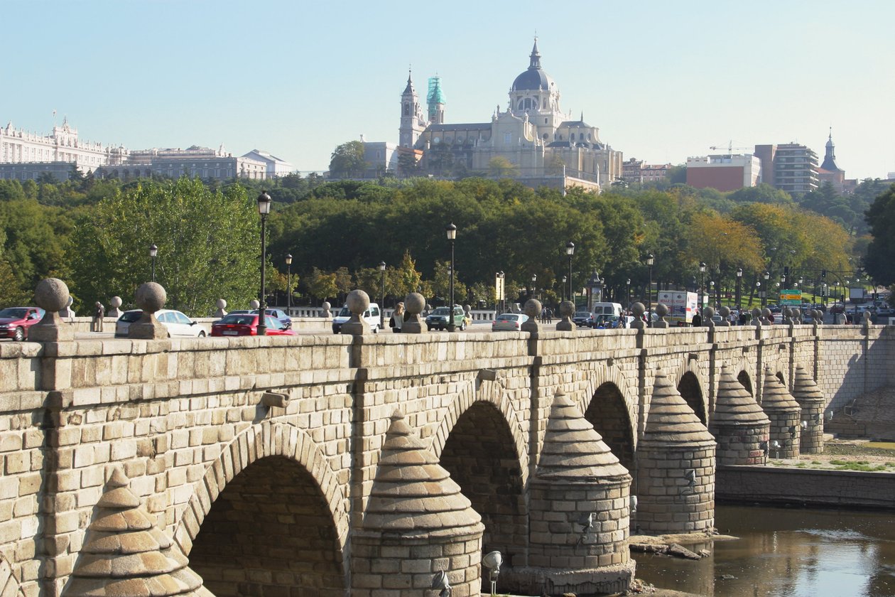 Puente de Segovia, původně postaven Juan de Herrera (1530-97) a přestavěn v roce 1682 od Manuel and Jose del Olmo