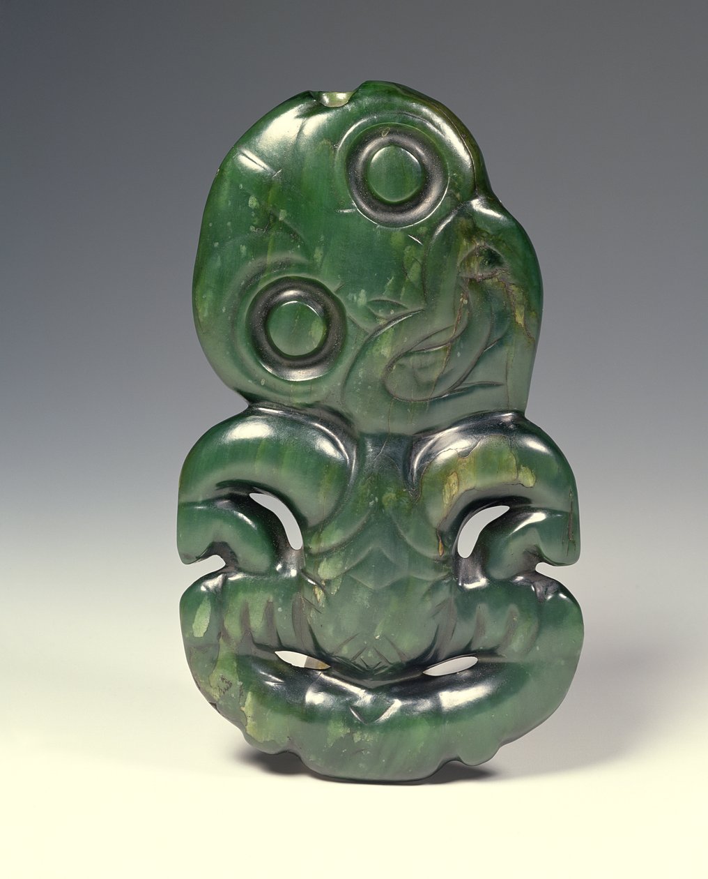 Přívěsek v podobě boha Hei-Tiki, konec 18. století (nefrit) od Maori