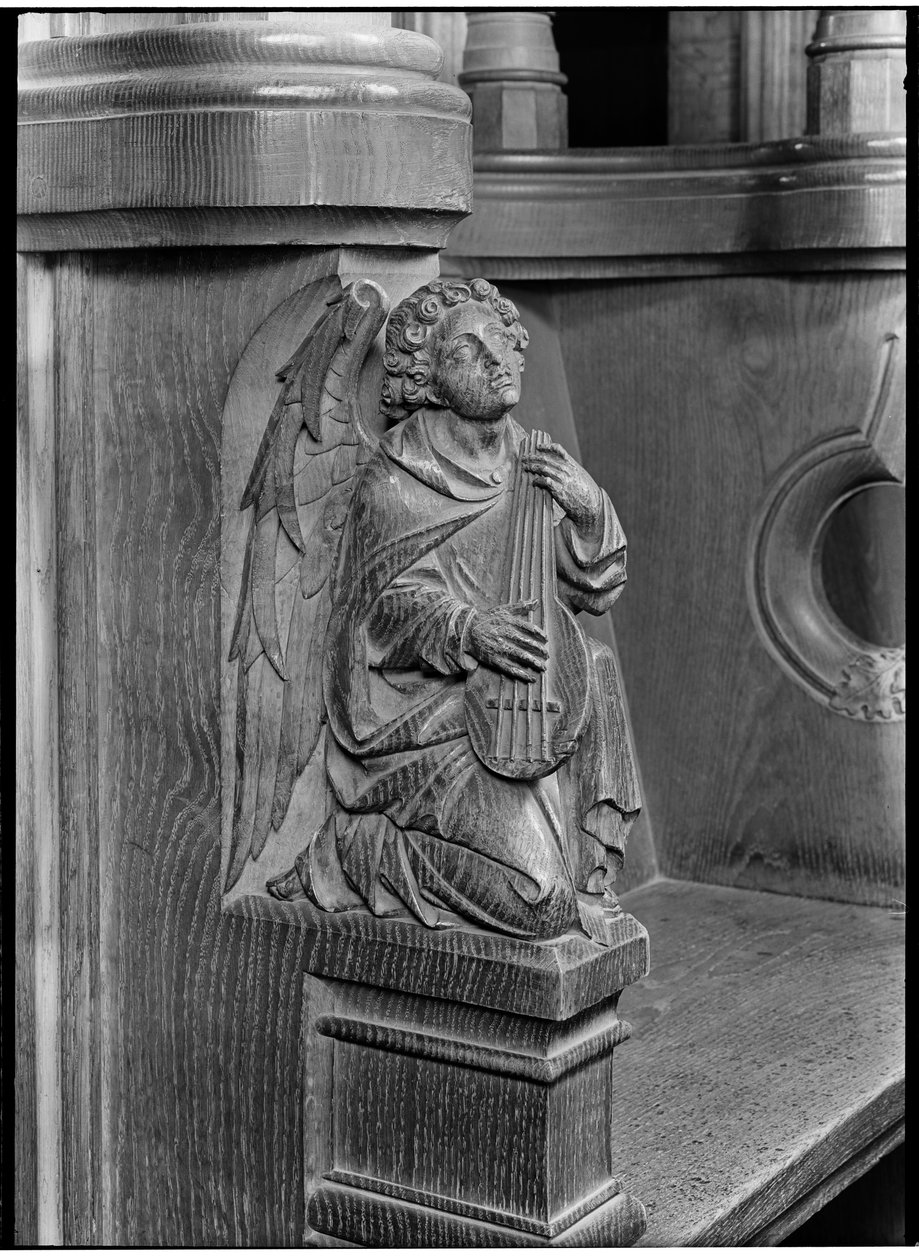Detail dřevořezby na arciděkanském chóru v katedrálním kostele, která zobrazuje anděla se strunným nástrojem. od Margaret Florence Harker