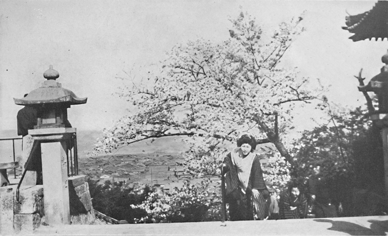Na vrcholu chrámových schodů, nad jezerem Biwa, c1900, 1921 od Marguerite Leonard
