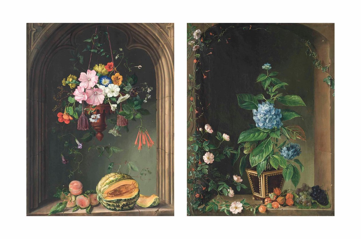 Nasturtium, convolvulus, pelargónie, petúnie a další květy v konvici zavěšené pod obloukem nad broskvemi a melounem; a hortenzie, růže, břečťan, hrozny a další květy v oblouku (olej na plátně) od Marie Auersperg