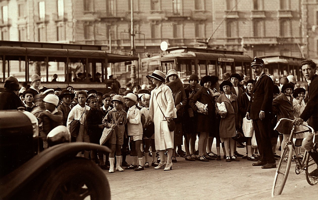 Skupina studentů během exkurze. Na fotografii jsou děti, jejich učitelé a další chodci na městské ulici (černobílá fotografie) od Mario Castagneri