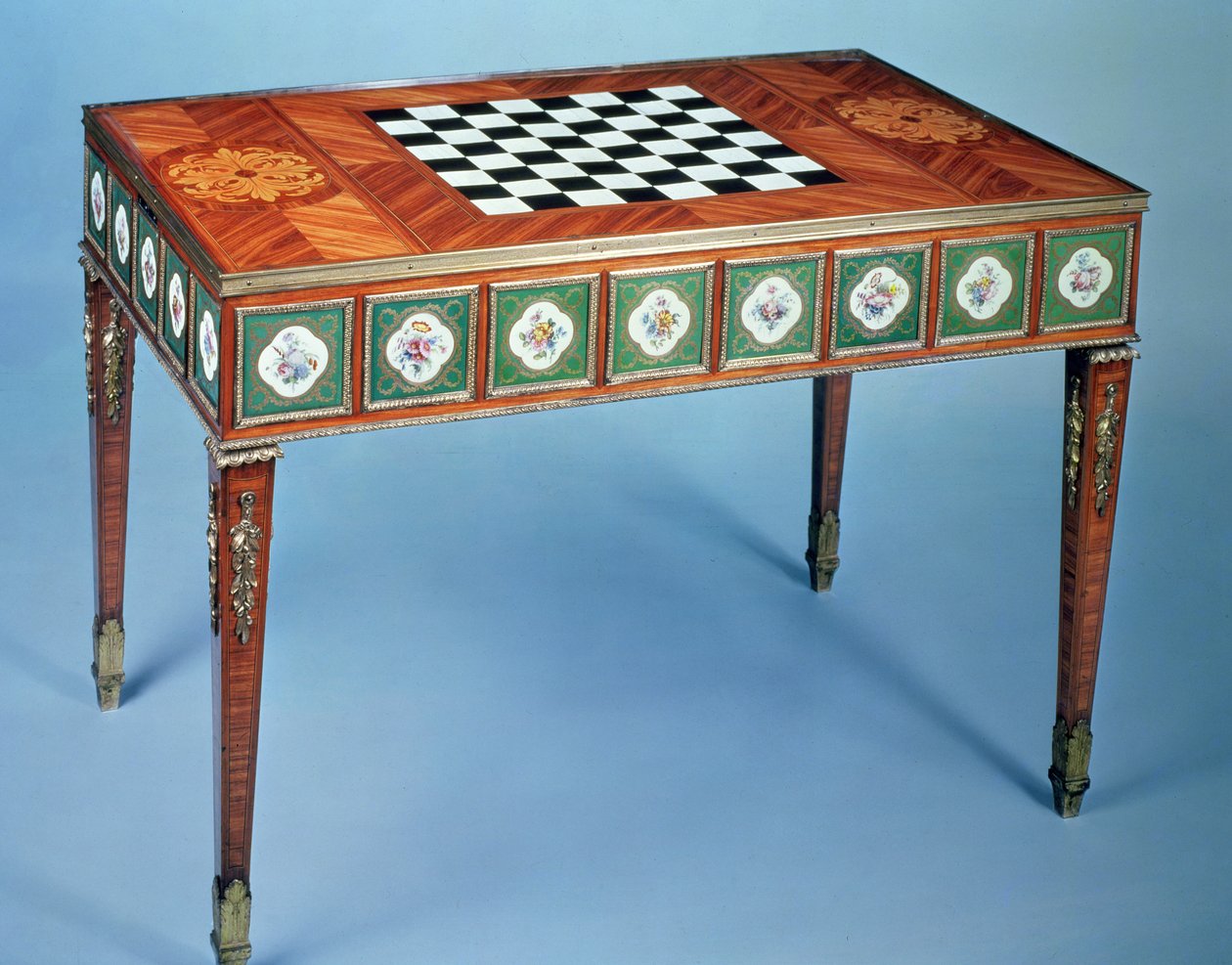 Herní stolek Sevres s vložkou z porcelánových plaket, 1775 (porcelán a tulipánové dřevo) od Martin Carlin
