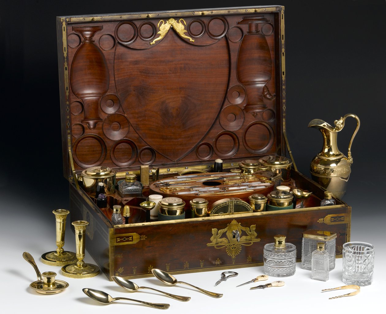 Necessaire de Voyage, cca 1803 (mahagon a mosaz) od Martin Guillaume Biennais
