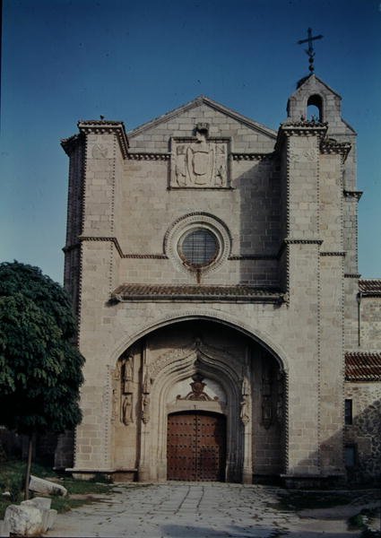 Průčelí kláštera Real Monasterio de Santo Tomas, postaveného v letech 1482-93 od Martin de Solorzano