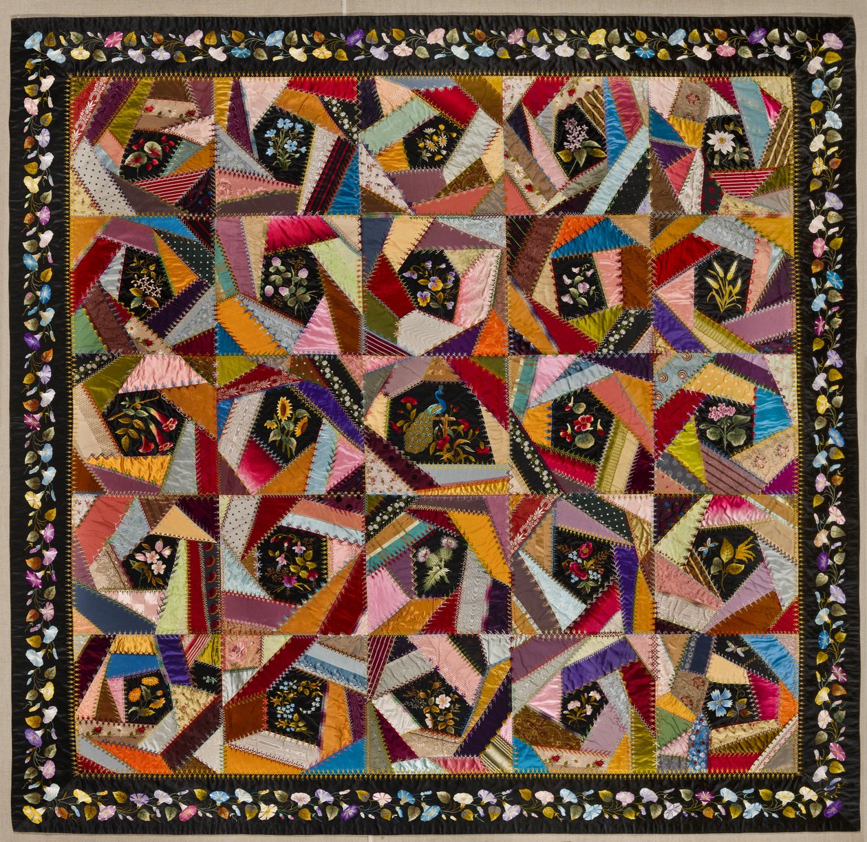 Crazy Quilt, cca 1880 (hedvábí) od Mary A. Stinson
