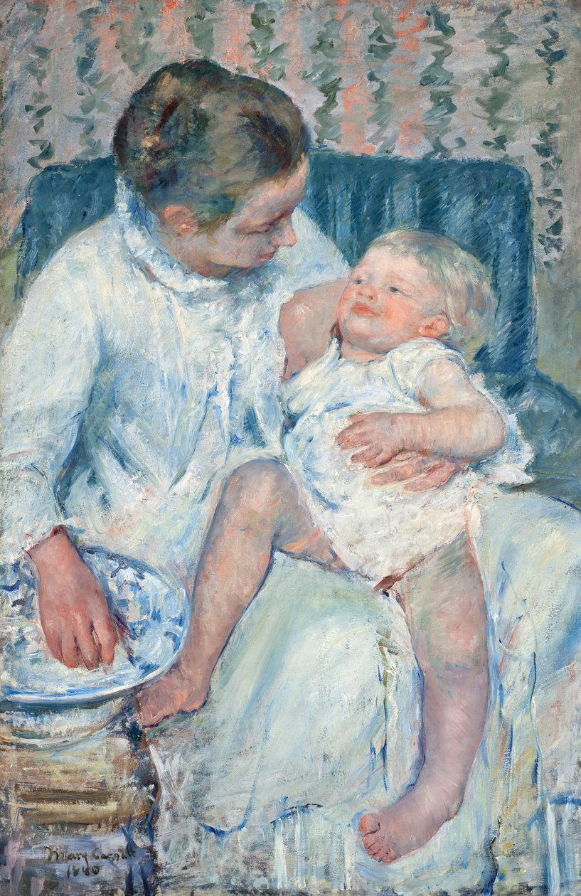 Matka se chystá umýt své ospalé dítě od Mary Cassatt