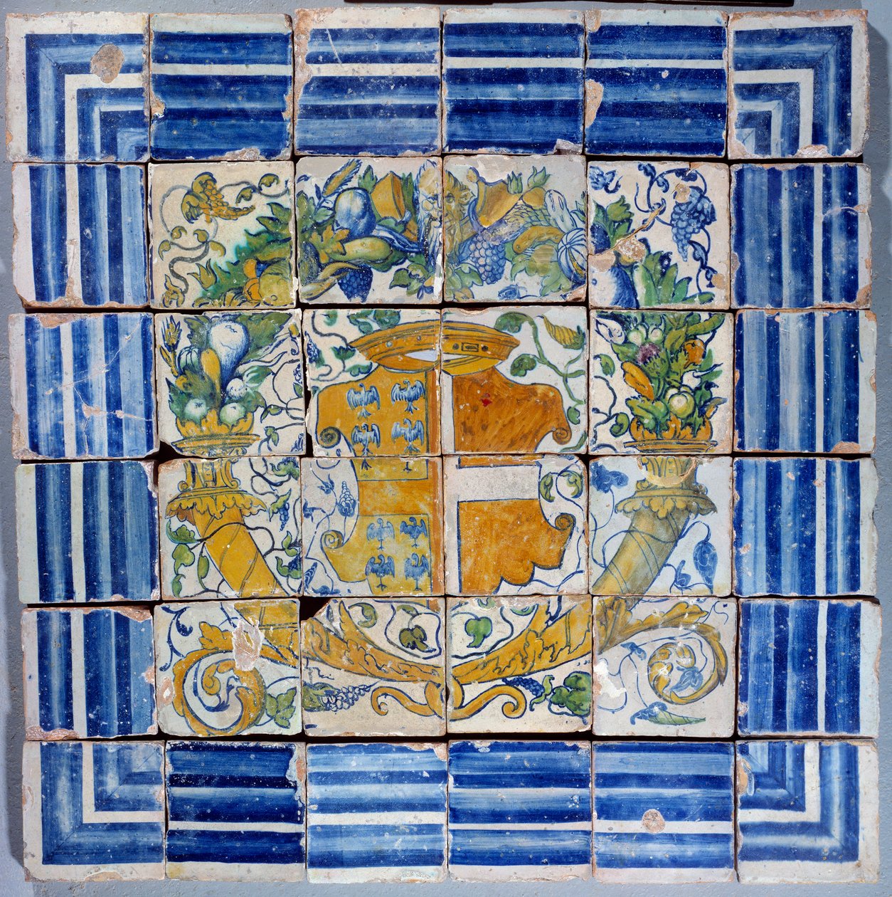 Dlažba s pažemi Madeleine de Savoie. Fajáns z Masseot Abaquesne (známý mezi 1526-1564) 16. století Enouen. Národní muzeum renesance od Masseot Abaquesne