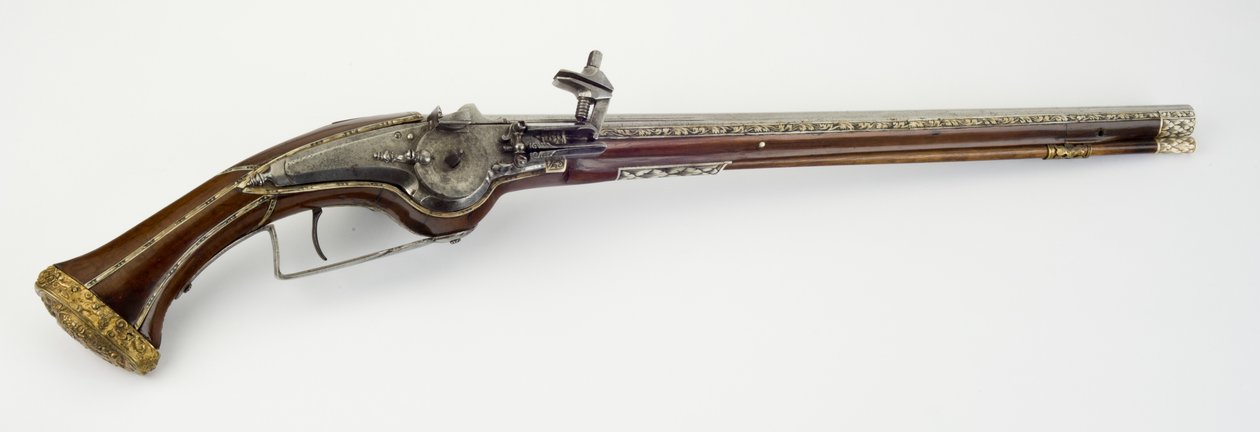 Jedna z páru pistolí s pouzdrem na kolo, cca 1650 (ocel, hadí dřevo, kost nebo rohovina, zlacená mosaz a železo) od Master H. W.