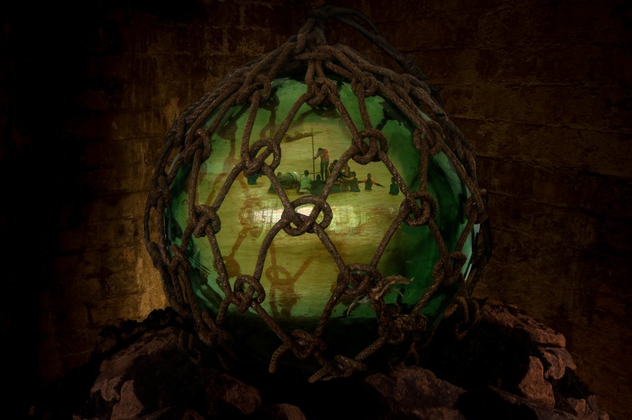 Azyl, 2001 (sklo, lano, voda, kameny, DVD a videoprojekce) od Mat Collishaw