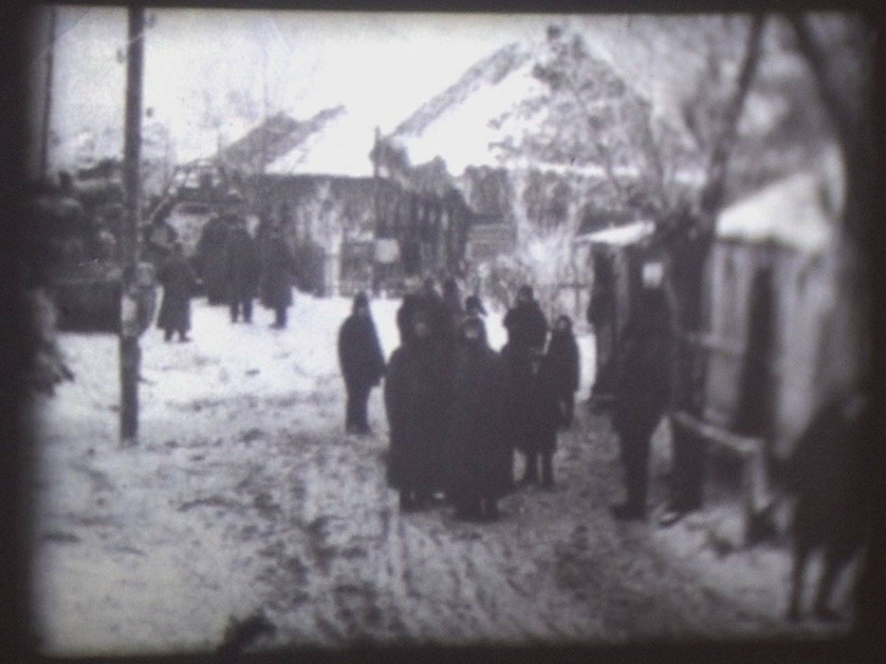 Barbarossa, 2002 (videoprojektor a simulovaný diaprojektor) od Mat Collishaw