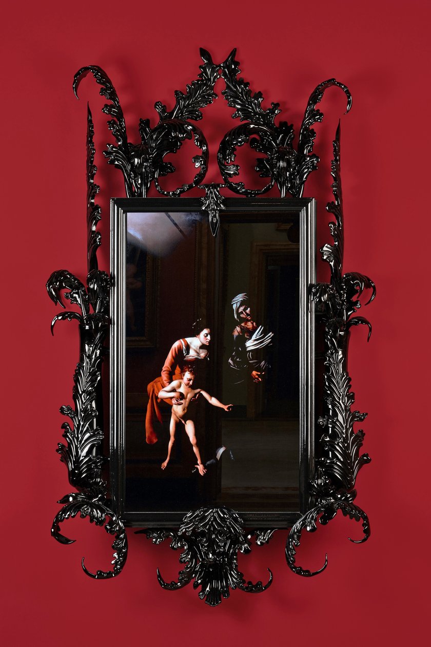 Černé zrcadlo, Leo Minor, 2014 (černé muránské sklo, sledovací zrcadlo, ocel, dřevo, lak, LCD obrazovka a pevný disk) od Mat Collishaw