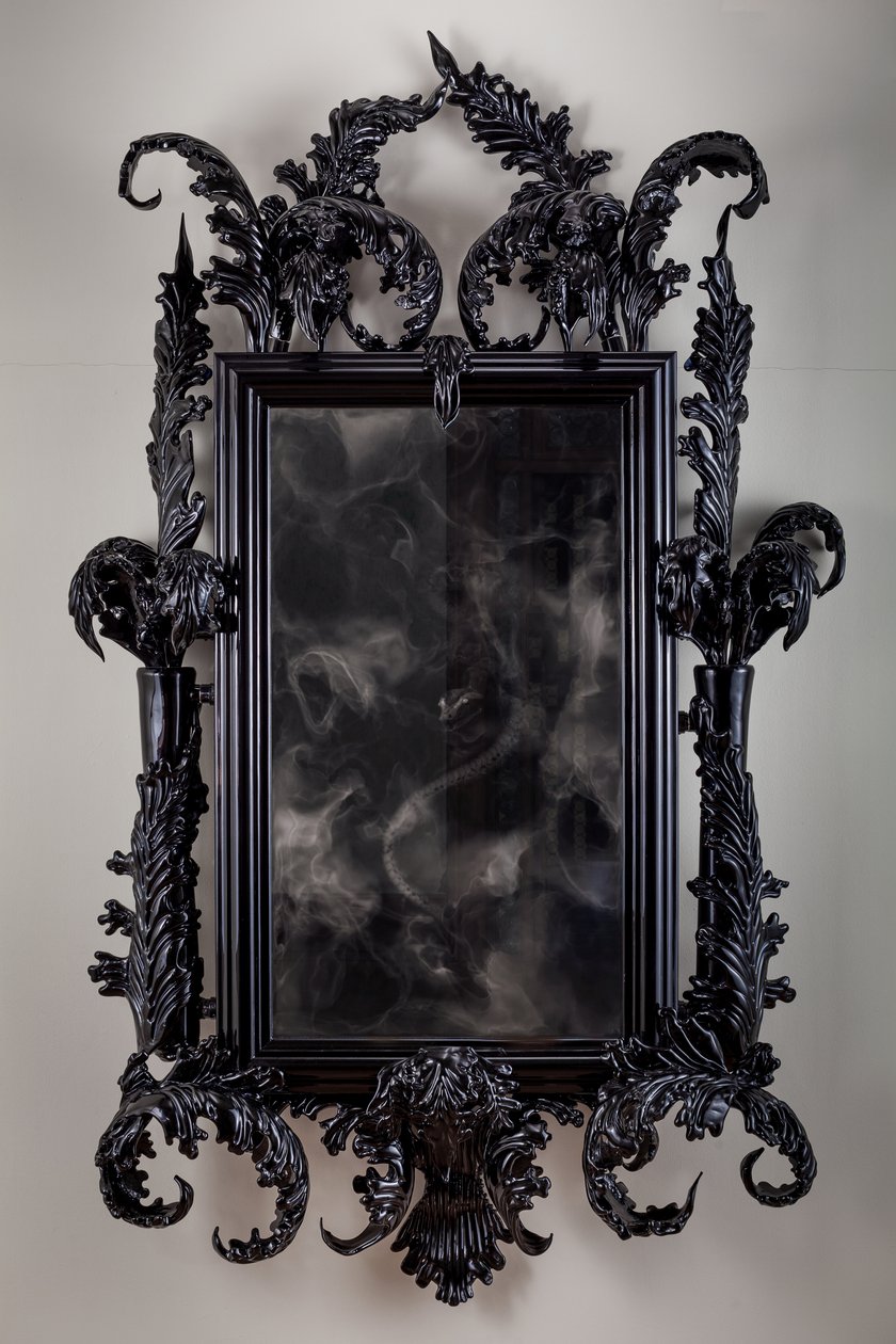East of Eden, 2013 (černé muránské sklo, zrcadlo pro sledování, ocel, dřevo, lak, LCD obrazovka a pevný disk) od Mat Collishaw