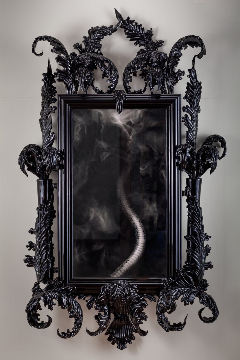East of Eden, 2013 (černé muránské sklo, zrcadlo pro sledování, ocel, dřevo, lak, LCD obrazovka a pevný disk) od Mat Collishaw
