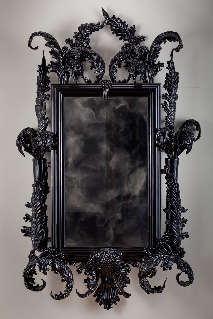 East of Eden, 2013 (černé muránské sklo, zrcadlo pro sledování, ocel, dřevo, lak, LCD obrazovka a pevný disk) od Mat Collishaw