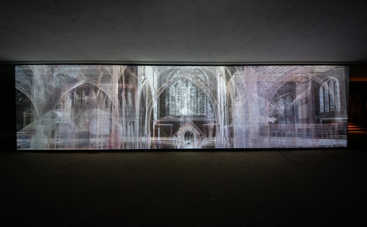 Echolokace, 2021 (tříkanálová videoprojekce na polypropylenové síti) od Mat Collishaw