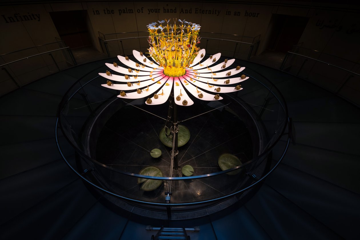 Equinox, 2021 (akryl, elektrické obvody, hydraulika, lak, motor, barva, recyklovaná pryskyřice, ocel) od Mat Collishaw
