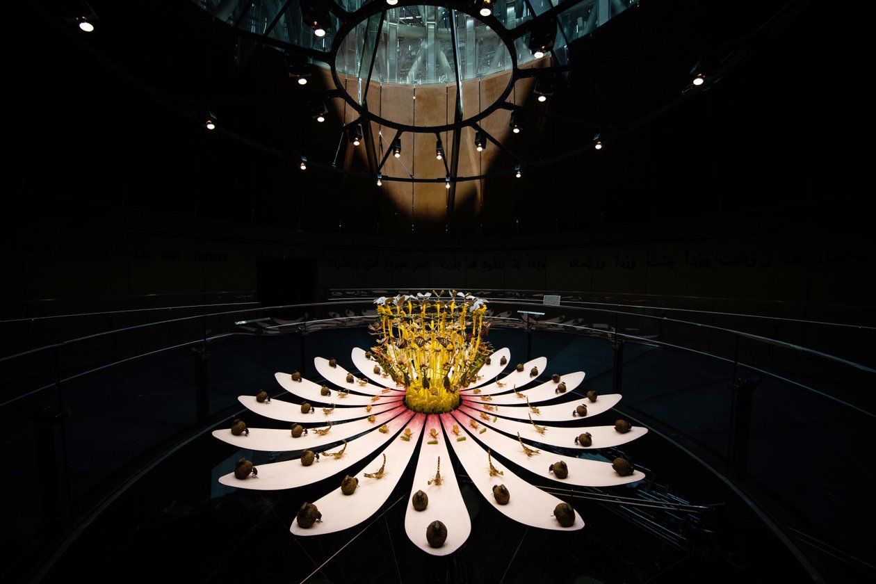 Equinox, 2021 (akryl, elektrické obvody, hydraulika, lak, motor, barva, recyklovaná pryskyřice, ocel) od Mat Collishaw