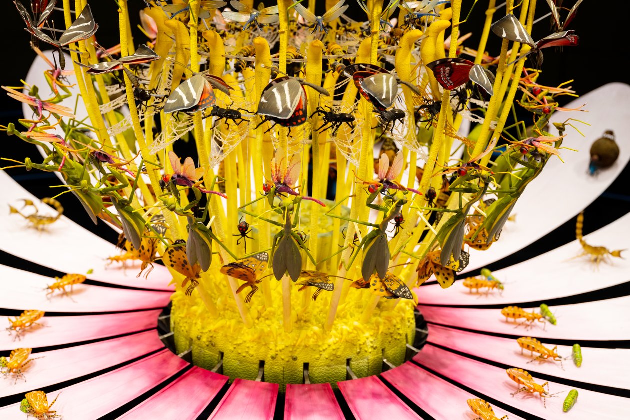 Equinox, 2021 (akryl, elektrické obvody, hydraulika, lak, motor, barva, recyklovaná pryskyřice, ocel) od Mat Collishaw