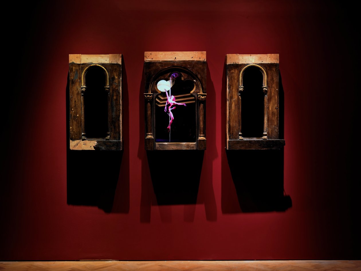 Jen pro tvé oči, 2010 (dřevo, ocel, zrcadlo pro sledování, LCD obrazovky, pevný disk) od Mat Collishaw