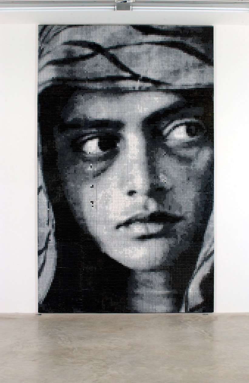 Madonna, 2001 (keramická dlažba, cement, dřevo) od Mat Collishaw