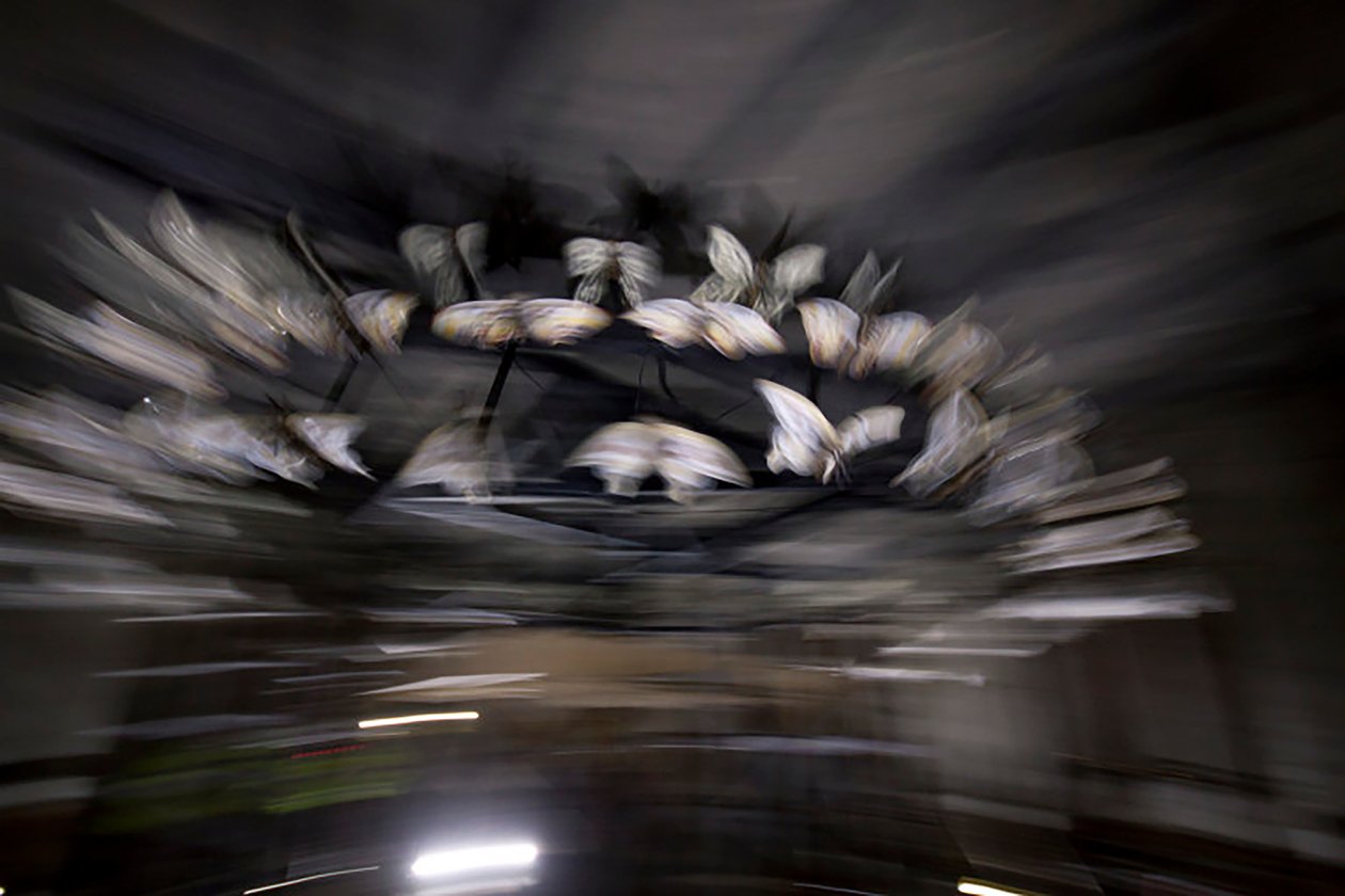 Kouzelná lucerna, 2010 (ocelový rám, perforovaný hliníkový plech, expandovaná pryskyřice, LED světla, motor) od Mat Collishaw