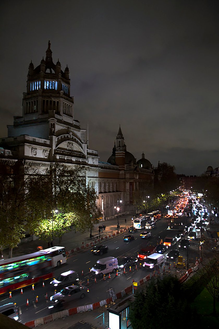 Kouzelná lucerna, 2010 (ocelový rám, perforovaný hliníkový plech, expandovaná pryskyřice, LED světla, motor) od Mat Collishaw