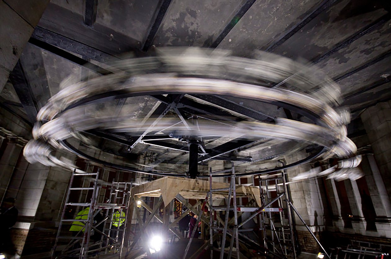 Kouzelná lucerna, 2010 (ocelový rám, perforovaný hliníkový plech, expandovaná pryskyřice, LED světla, motor) od Mat Collishaw