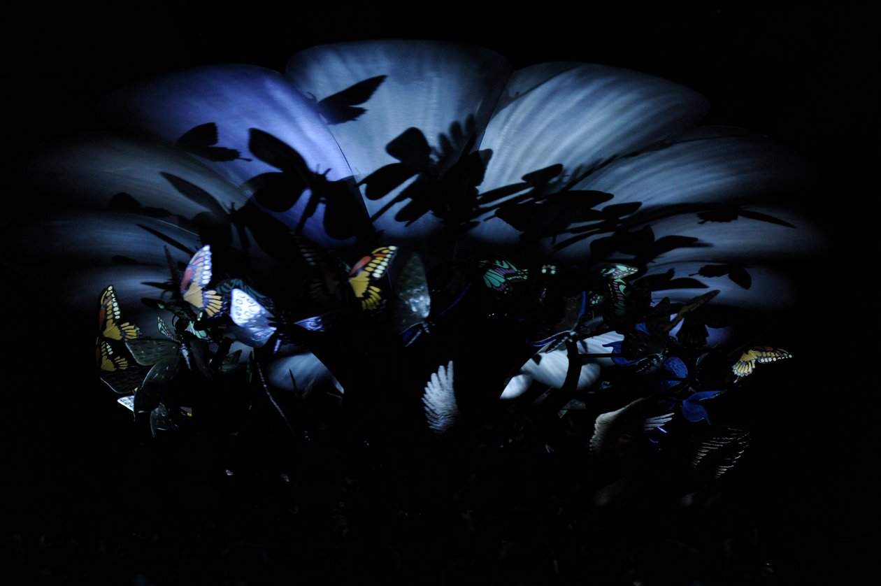 The Garden of Unearthly Delights, 2009 (ocel, hliník, sádra, pryskyřice, LED světla, motor) od Mat Collishaw