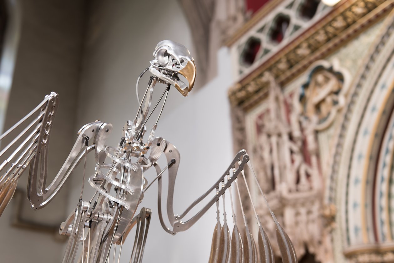 The Nerve Rack, 2019 (acetal, akryl, hliník, mosaz, elektrické obvody, barva, PVC, pryskyřice, servomotory, ocel) od Mat Collishaw