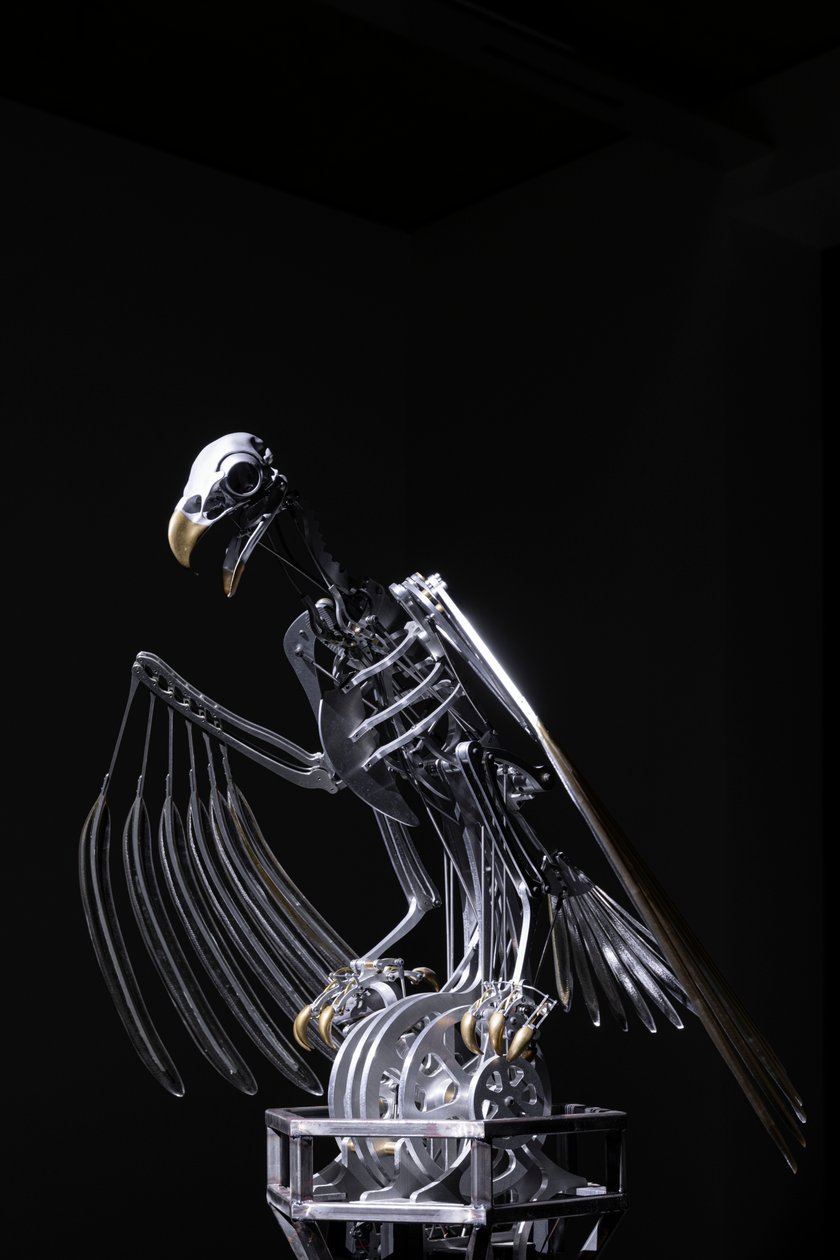 The Nerve Rack, 2019 (acetal, akryl, hliník, mosaz, elektrické obvody, barva, PVC, pryskyřice, servomotory, ocel) od Mat Collishaw