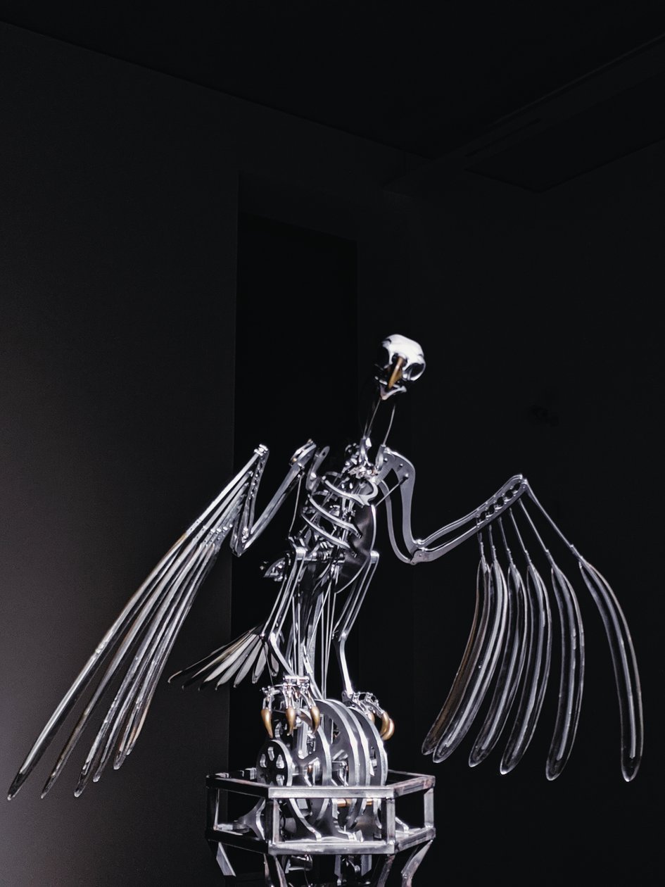 The Nerve Rack, 2019 (acetal, akryl, hliník, mosaz, elektrické obvody, barva, PVC, pryskyřice, servomotory, ocel) od Mat Collishaw