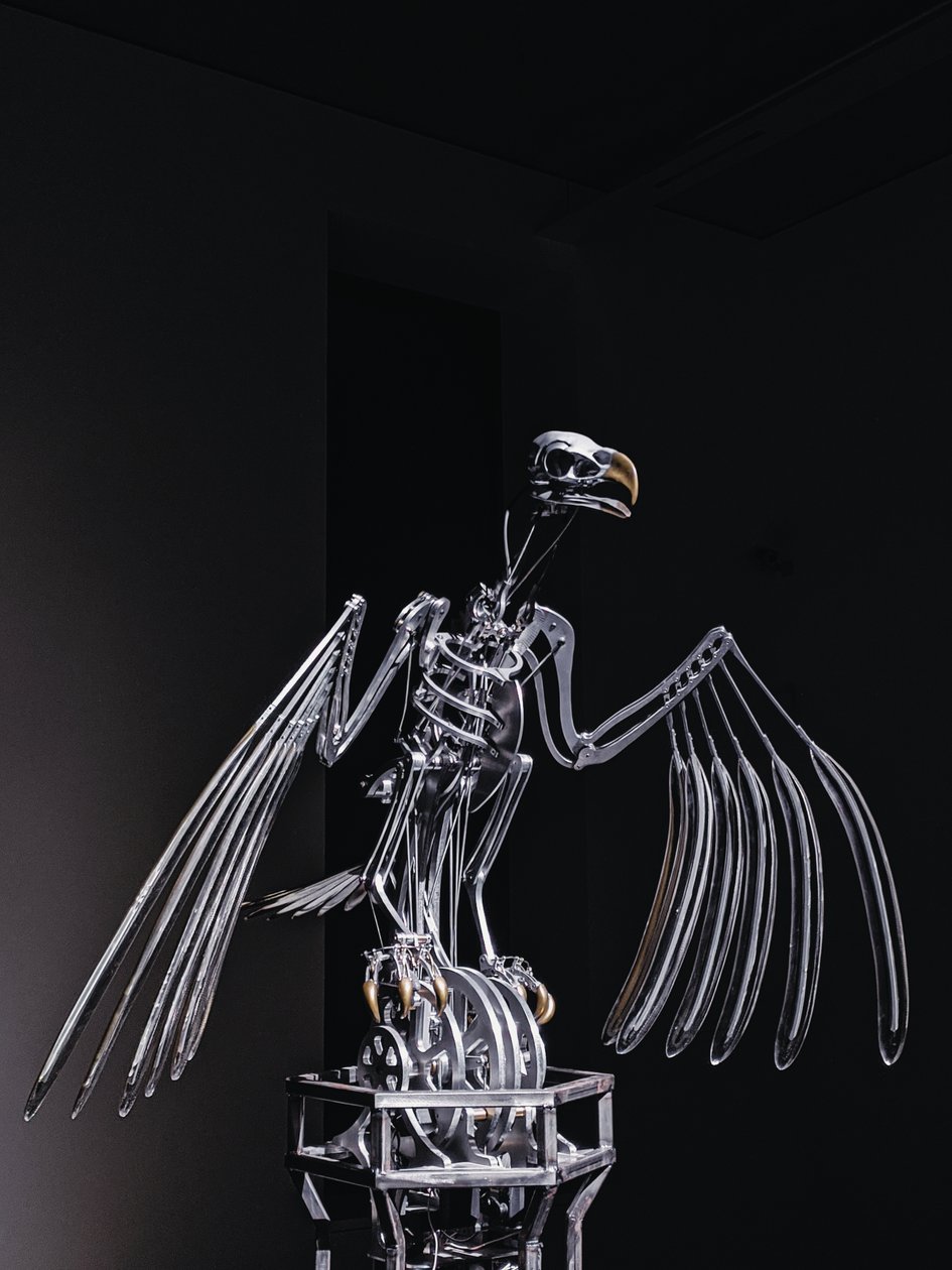The Nerve Rack, 2019 (acetal, akryl, hliník, mosaz, elektrické obvody, barva, PVC, pryskyřice, servomotory, ocel) od Mat Collishaw
