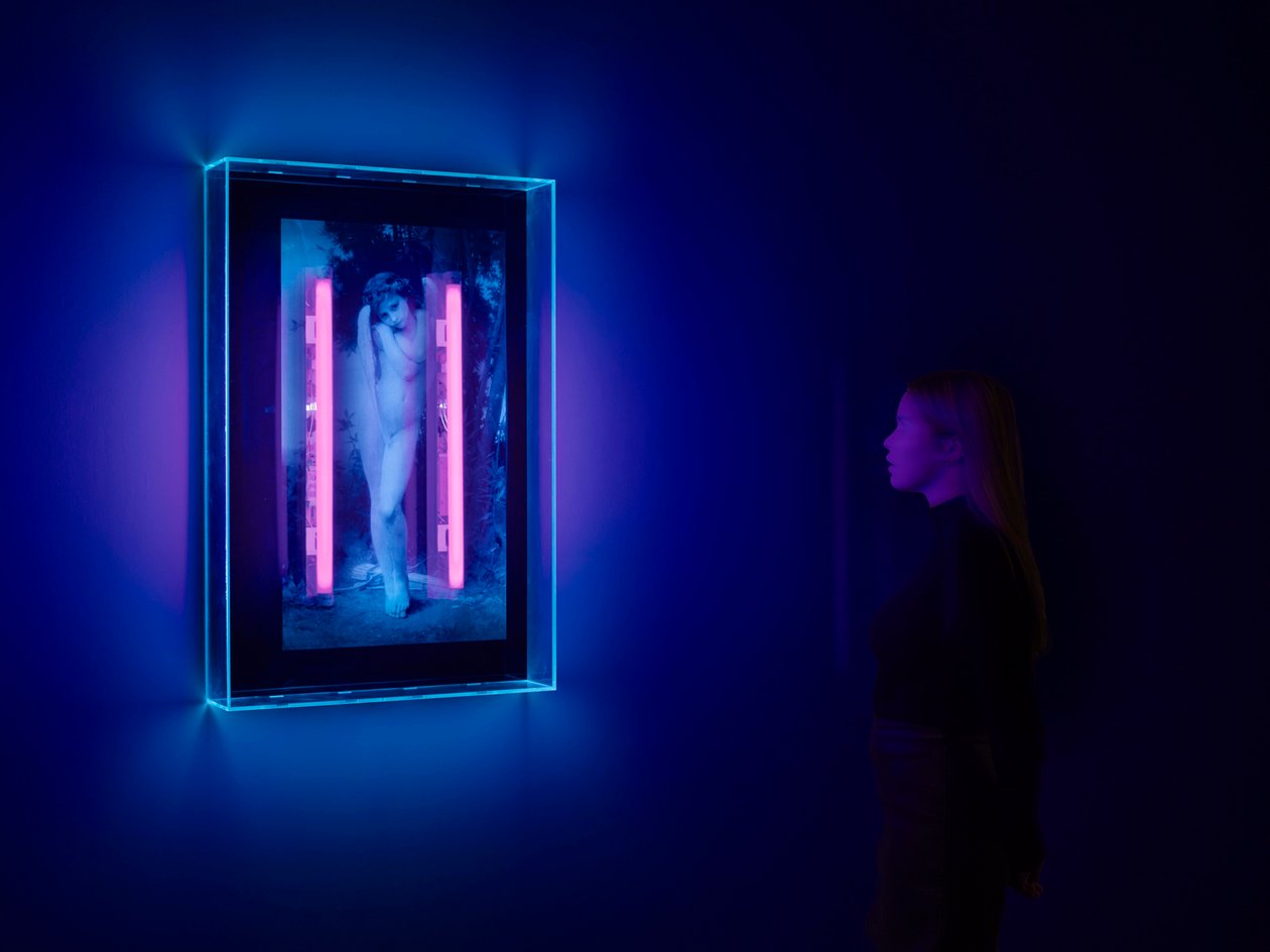 Ultrafialový anděl, 2008 (ultrafialová barva na plexiskle, 2 ultrafialová neonová světla) od Mat Collishaw