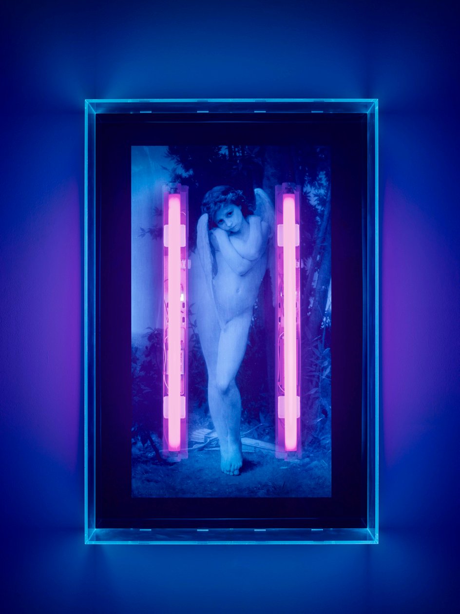 Ultrafialový anděl, 2008 (ultrafialová barva na plexiskle, 2 ultrafialová neonová světla) od Mat Collishaw