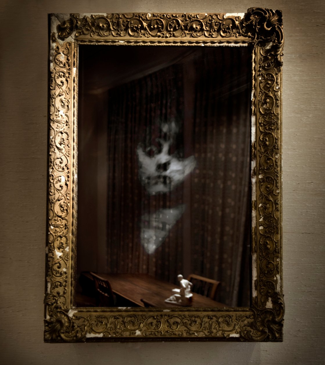 Ženy pod vlivem, 2009 (starožitný rám, dvoustranné zrcadlo, dřevo, ocel, LCD obrazovka a pevný disk) od Mat Collishaw